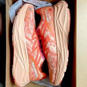 Salomon women’s “Aero Glide 2” in a size 9